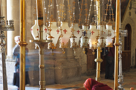 The pilgrim in red clothes passionately prays, a Photo by kavram