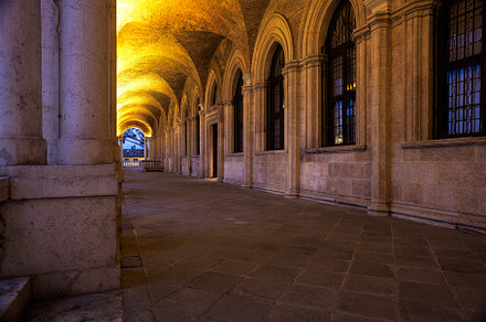 Vicenza downtown, open gallery of the Basilica Palladiana, an Architecture Photo by Bepslabor