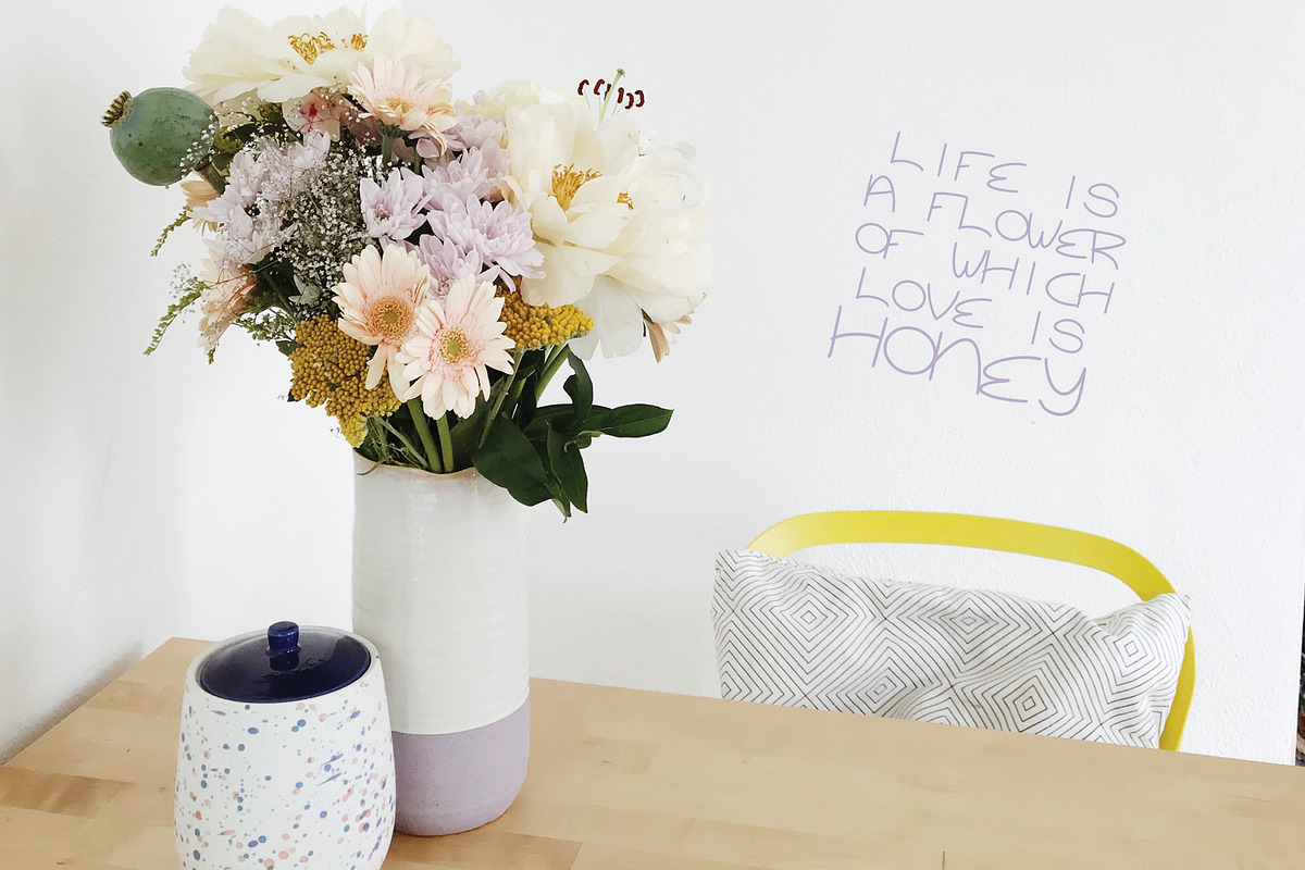 Honey Bee - Handwritten Style Font preview 5