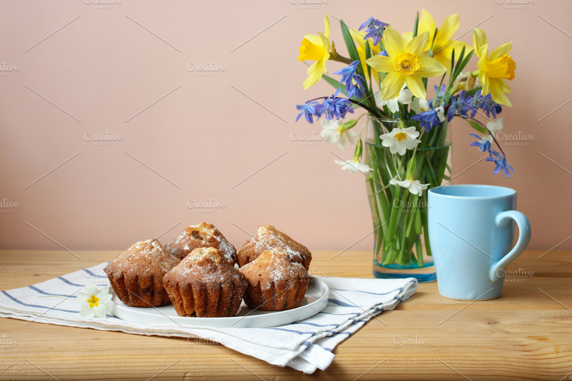 cupcakes with raisins and a bouquet, a Food & Drink Photo by BalaguR