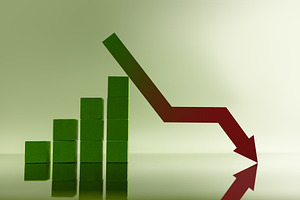 Downward red arrow with shrinking stacks of wooden block, a Photo by salmon.black