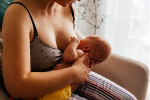The young mom wants to breastfeed