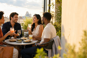 People enjoying afternoon drinks at, a Photo by Dvoevnore photos