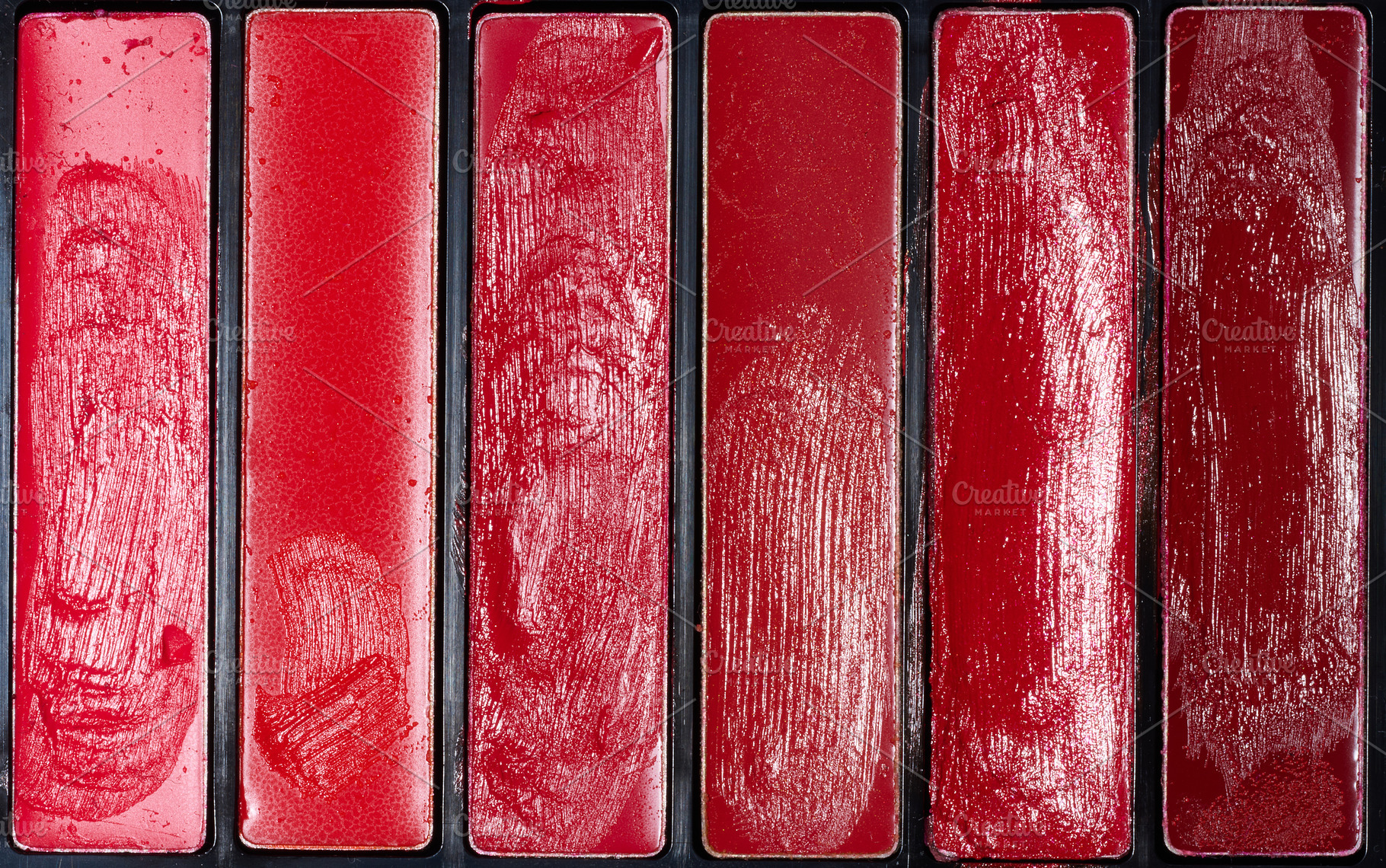 A close-up of the palette with six compartments filled with red, a Beauty & Fashion Photo by ndanko