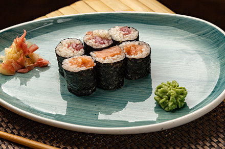 Fresh hosomaki rolls, filled with salmon and tuna,