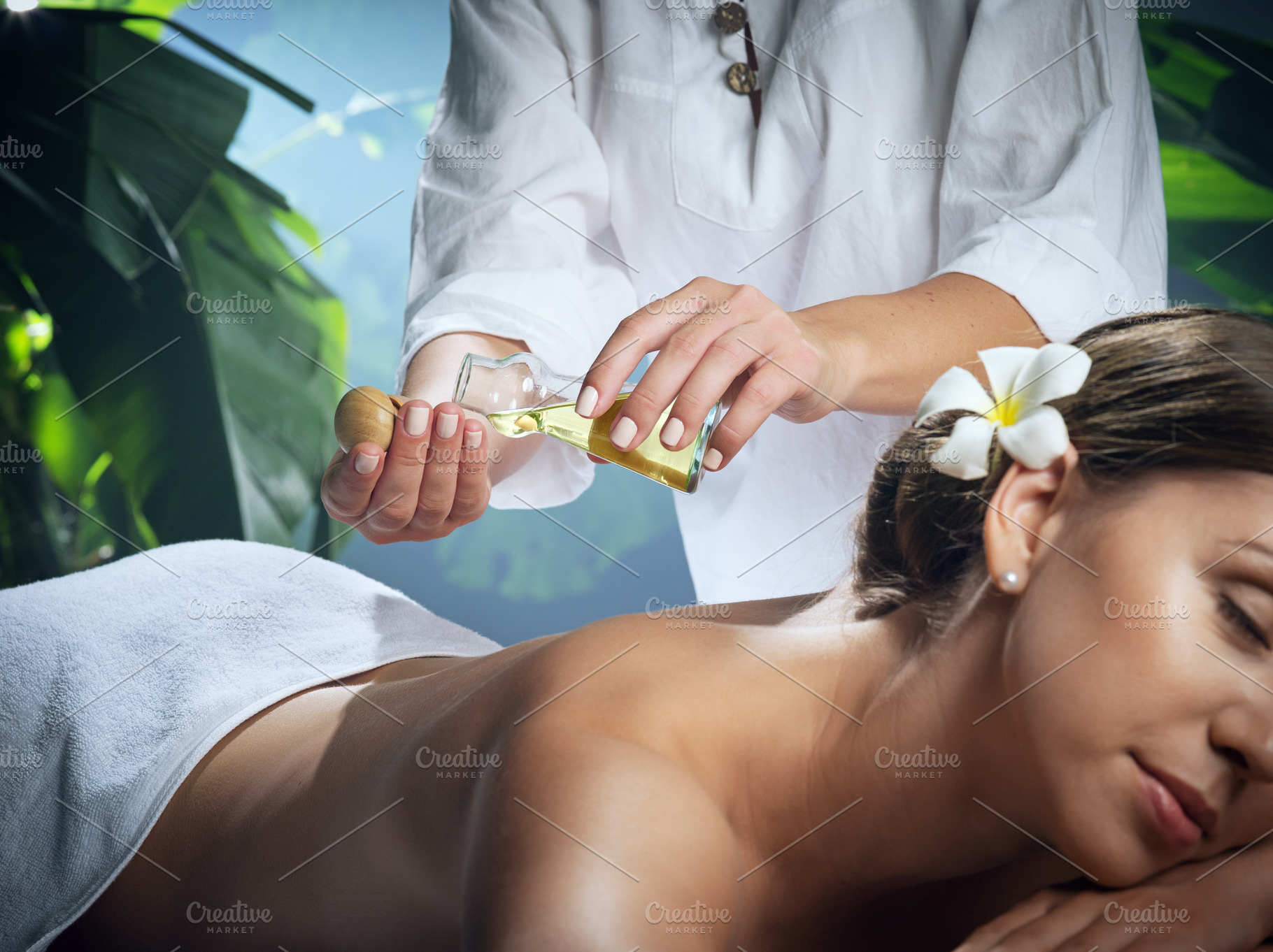 oil massage, a Photo by dmitryersler