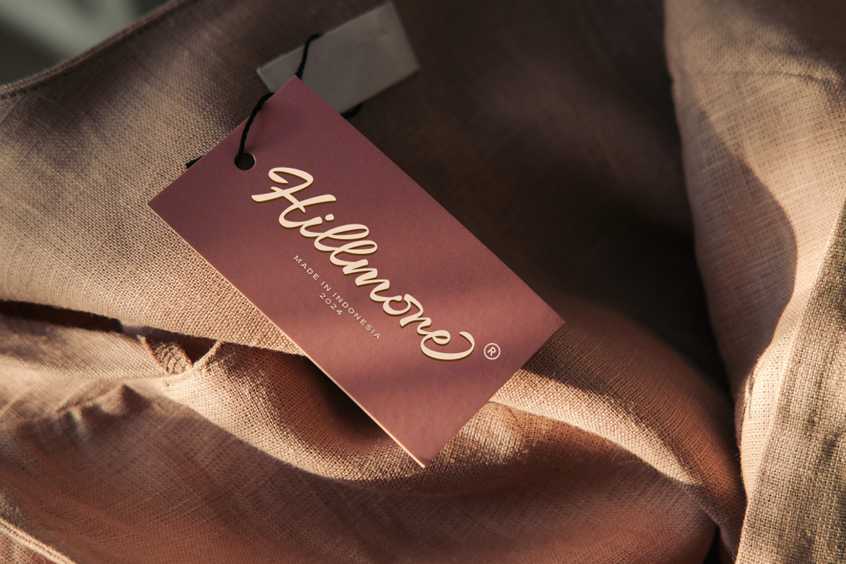 Almonia Blonde – Beautiful Script, a Script Font by Sronstudio (Photo 2 of 17)