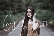 Signature Font La Pequeña, a Script Font by pixelcolours (Thumbnail 3 of 6)