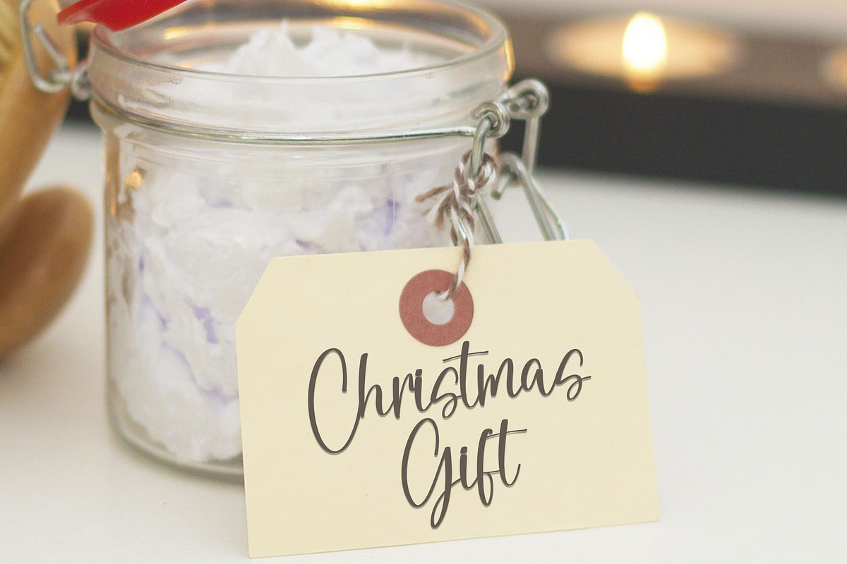 Holiday, a Handwritten Font by FreshTypeINK (Photo 6 of 8)