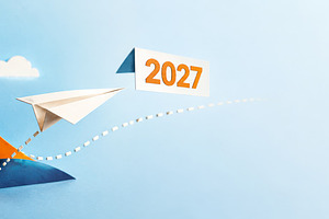 Paper airplane flying from 2026 to 2, a Photo by Dvoevnore photos