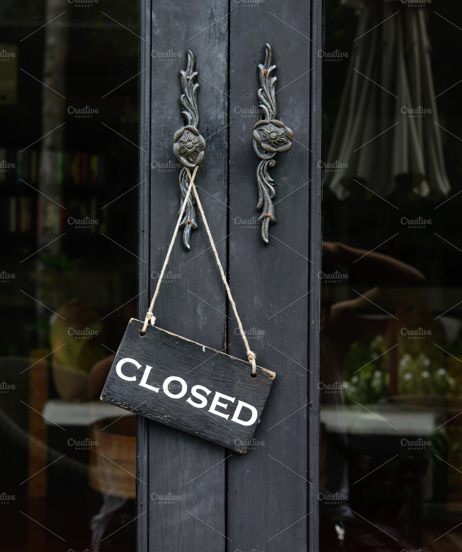 Close label, a Photo by Looker_Studio
