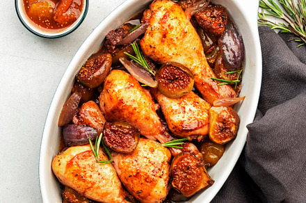 Baked chicken legs, drumsticks with figs and red onions in balsa, a Food & Drink Photo by 5PH