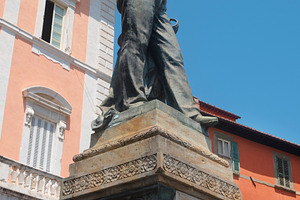 the bronze statue of Garibaldi in central Pisa, a Photo by Nito