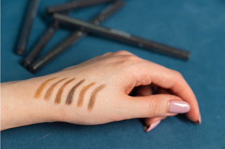 Different colors of mascara for