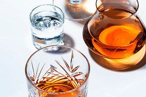 Strong alcoholic drinks, hard liquors, spirits and distillates i