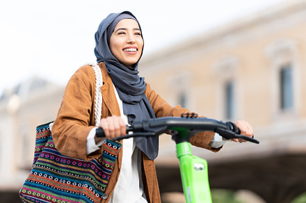 View of a muslim woman riding a electric scooter, a Person Photo by Iván Moreno STOCK PHOTO