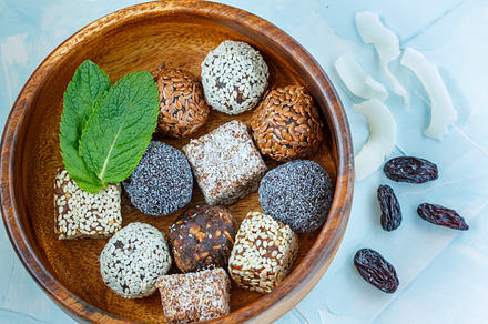 Healthy raw energy balls, a Background Photo by vaaseenaa