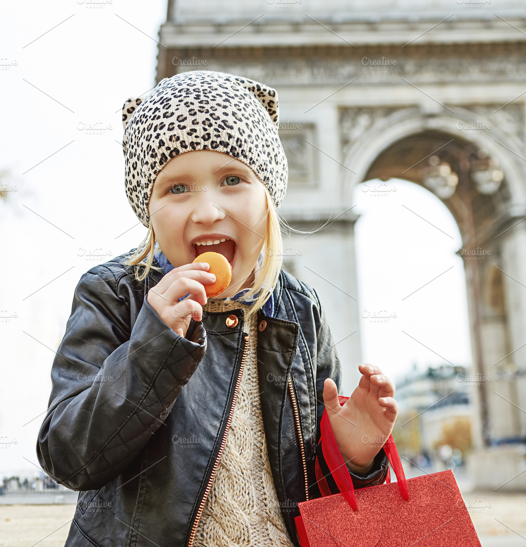 441n child near Arc de Triomphe eati, a Person Photo by Alliance Images