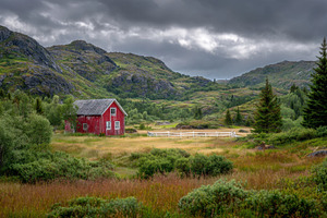 Red house stands in green field, a Photo by Beautiful things