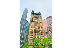 The Park Row Building in Lower Manhattan, New York, an Architecture Photo by Leonid Andronov