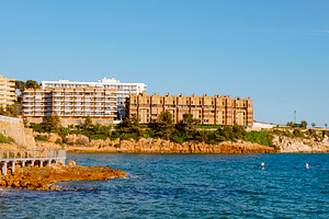 cliffy coast in Salou, near Capellans Beach, a Photo by Nito