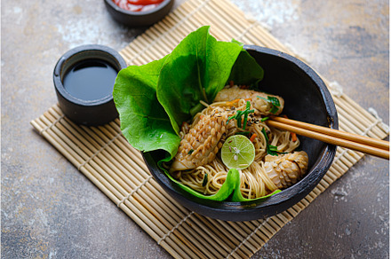 Hot noodles with squid in stone
