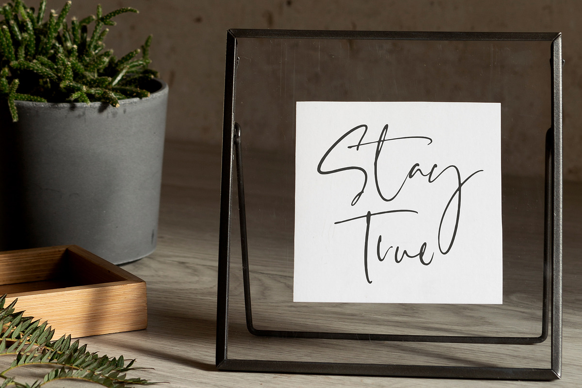 Villary Wisdom Font preview 2