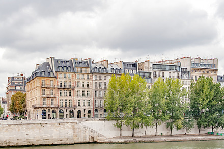 Walking and sightseeing in Paris