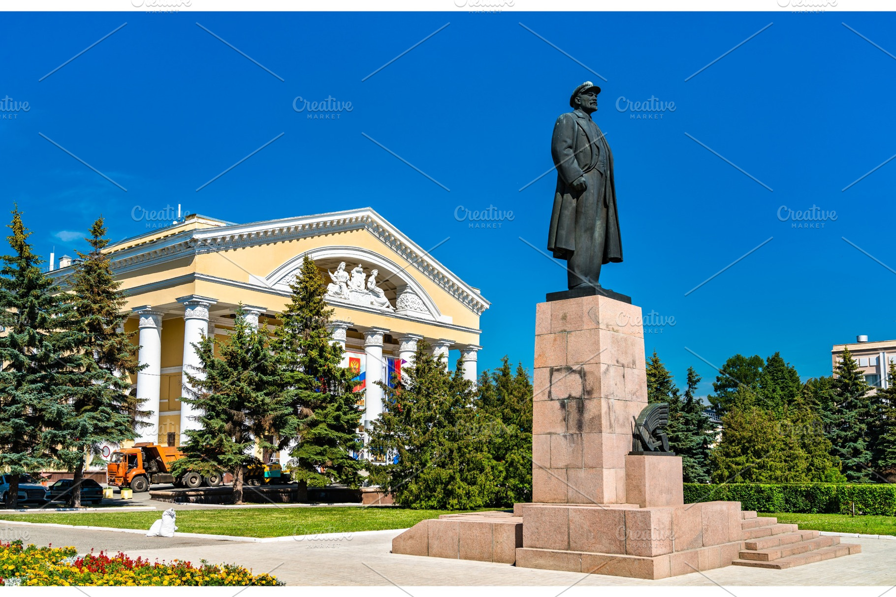 Statue of Vladimir Lenin in Yoshkar, an Architecture Photo by Leonid Andronov