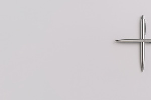 Pens arranged in cross shape on plai, a Photo by Dvoevnore photos