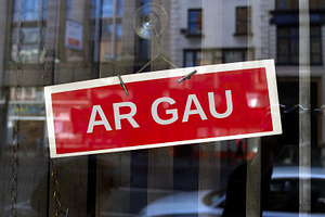 closed sign in Welsh, a Photo by WorldOfPhotos