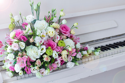 Bouquet of flowers on the Piano, a Background Photo by Anno Urbis