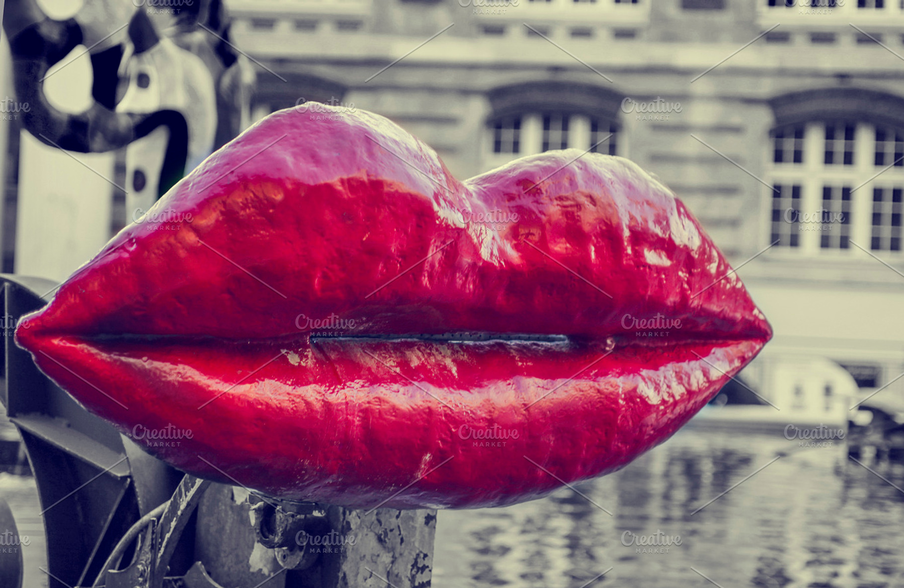 A colorful kiss, a Photo by Patricia Hofmeester