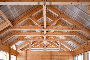 roof construction of wooden trusses