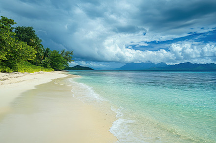 Idyllic tropical beach with clear wa, a Photo by Iftikhar Alam