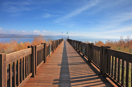 The long wooden pier, a Photo by kavram