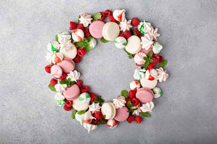 Christmas dessert wreath with macarons and meringues