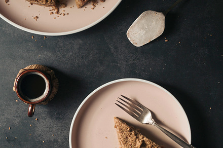 Vegan apple crumble pie. Food photo.