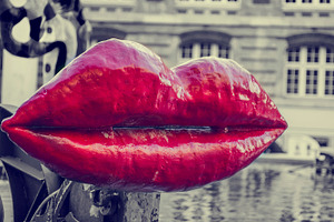 A colorful kiss, a Photo by Patricia Hofmeester