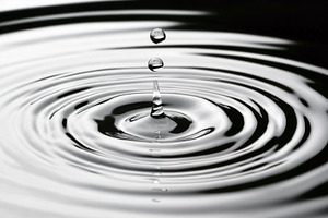 Close-up of liquid splashing against, a Photo by Dvoevnore photos