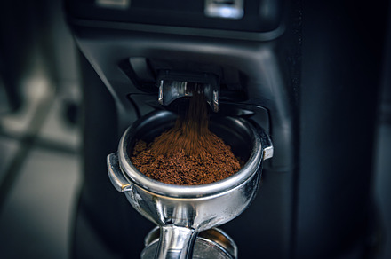 Coffee machine grinding coffee beans