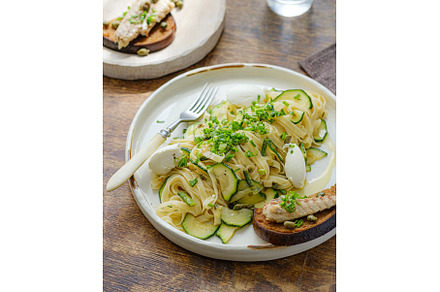 Spaghetti with zucchini and basil