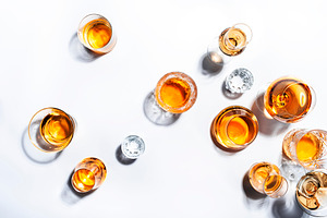 Strong alcoholic drinks, hard liquors, spirits and distillates i