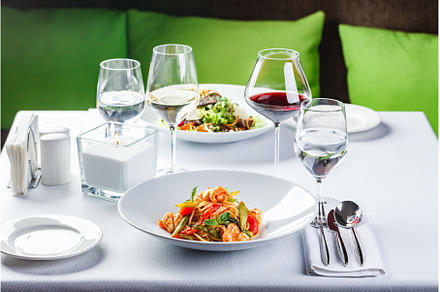 Pasta with shrimps, green asparagus
