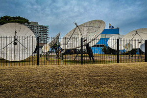 Satellite dishes in a field ground, punta del este, uruguay, a Technology Photo by DanFLCreativo