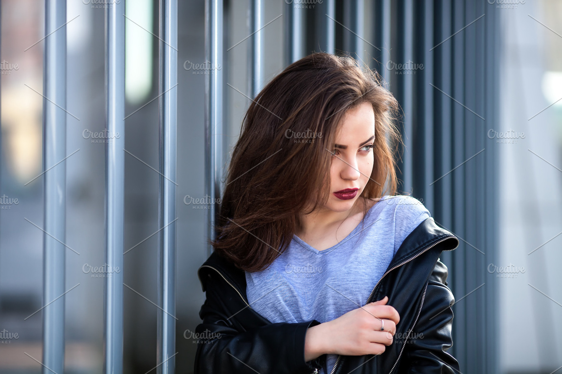 Close up fashion street stile portrait of pretty girl in fall casual ...