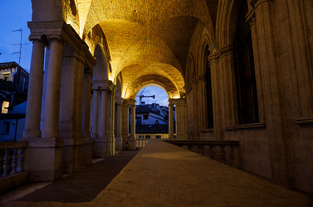 Vicenza downtown, open gallery of the Basilica Palladiana, an Architecture Photo by Bepslabor