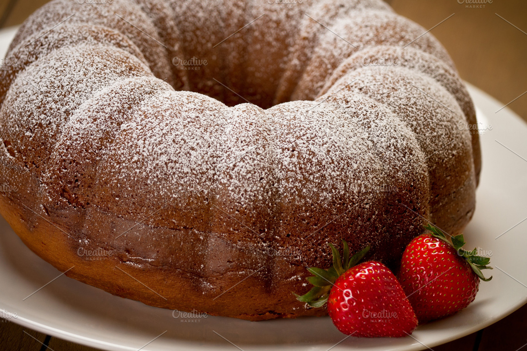 Bundt Cake With Strawberries