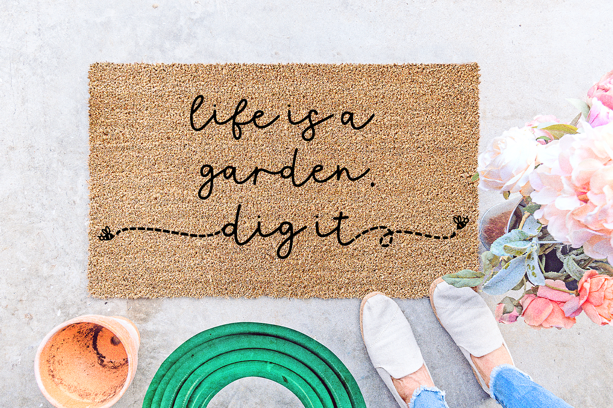 Queen Bee Script Font, a Script Font by Beck McCormick (Photo 7 of 10)