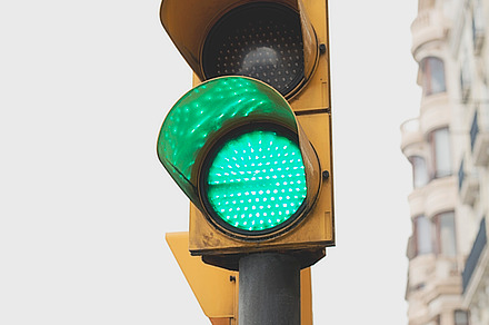 Traffic light in the foreground, a Photo by José Luis Agudo